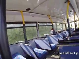 Nghiệp dư sluts chia sẻ phallus trong các công khai xe buýt