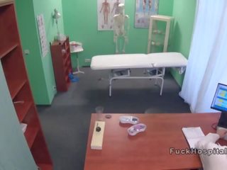 Doc כָּפוּף יותר בלונדינית ו - מזוין