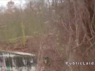 Gyönyörű cseh méz baszik -ban autó -ban nyilvános