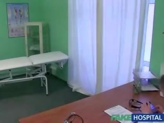 Smashing femme fatale παίρνει χτυπούσαν σε ο τραπέζι