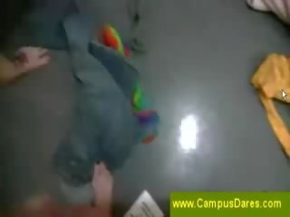 Students amateurs deity frats fancy woman babes kolledž jaýda rakom zartyldap maýyrmak sikiş ýalaňaja seredýän başlangyç student uniwersitet