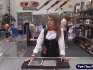 Bewitching μελαχρινός/ή card dealer καρφωμένα σε ο pawnshop για λεφτά