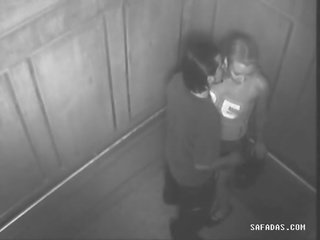 Cặp vợ chồng có xxx kẹp trong thang máy quên mất đó là một máy ảnh