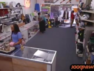 Ερασιτεχνικό μωρό σε γυαλιά desperately ανάγκες λεφτά παίρνει χτυπούσαν