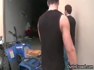 Chlápek dostane weenie olizovat v garage 2 podle outincrowd