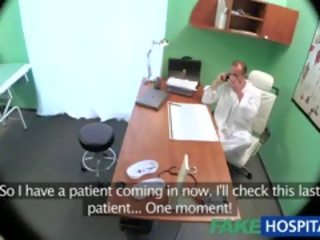 Fakehospital affascinante rossa prescribed pene da suo dr.