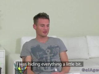 บลอนด์ หญิง ตัวแทน fucks สมัครเล่น juvenile บน a โซฟา