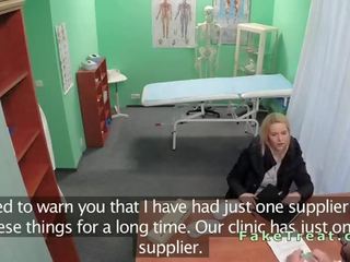 Surgeon чука блондинки sales жена в един офис