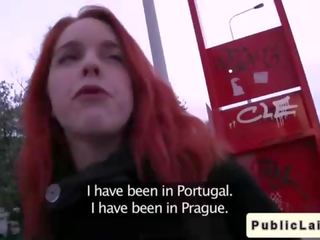 Vöröshajú lassie frufru -ban nyilvános wc