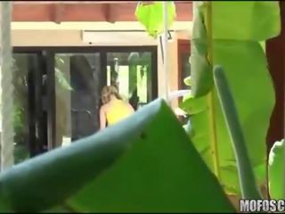 Išdykęs paauglys vaidina su dildo