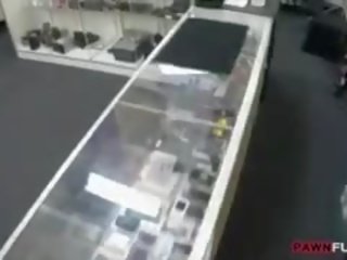 學院 lassie pawns 她的 娘們 和 搗爛 在 該 pawnshop