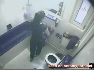 2198 - حلو امرأة سمراء speeinh في مخفي مرحاض حدبة