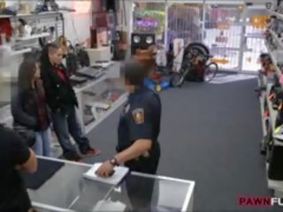Пара суки намагатися для вкрасти і товчений на в pawnshop
