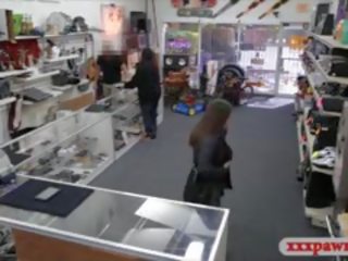 Пара суки намагатися для вкрасти і один з їх отримує товчений
