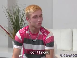 Weiblich agent mit gurt auf ficken junge nach oben seine arsch auf couch