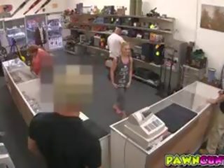 Un bueno poco streetwalker follando para dinero