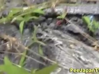 Japanes মেয়ে প্রস্রাবকরণ বাহিরে