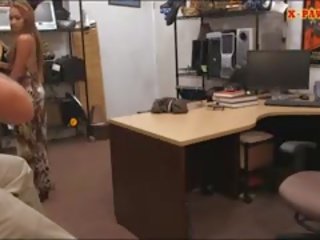 Baliw patutot slammed sa pamamagitan ng taong naligaw ng landas pawn dude sa ang pawnshop