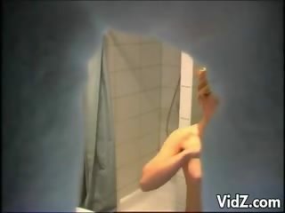 Ýalaňaja seredýän look into jelep fancy woman showering