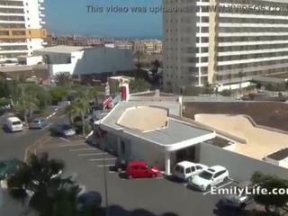 オナニー 上の ザ· バルコニー ととも​​に アマチュア 熟女 エミリー