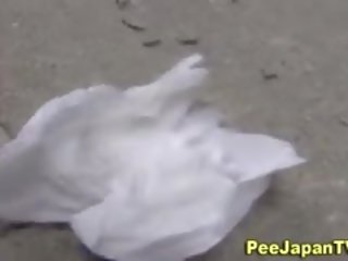 Smashing azijke dekleta scanje v alley