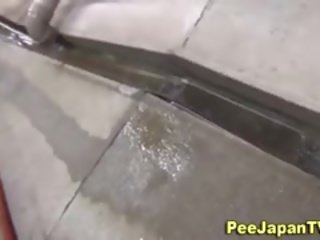Smashing 亞洲人 女孩 噓噓 在 alley