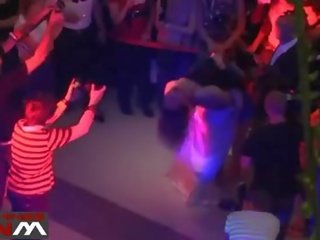 Audience момичета brought нагоре на етап от тарзан лента