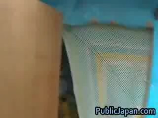 Maganda silanganin anak na babae kagustuhan pagpapakita kanya katawan