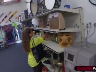 Skolniece ar brilles fucks par sīknauda pie veikals dēļ līdz viltojums gredzens no swain