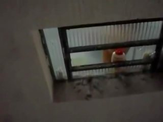 Downstairs vecin prins nud în dus cu camera