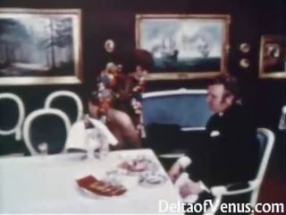 Vanem aastakäik x kõlblik film 1960s - karvane full-blown brünett - tabel jaoks kolm