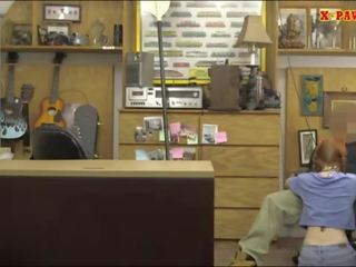 Delgada pelirroja taladrada por desagradable pawn youth en su pawnshop