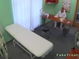 Imitacja medyczne practitioner dający jego seed do kuszący brunetka pacjent