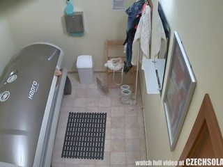 Grazioso ceco caratteristica beccato nudo in centro abbronzante