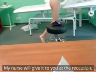Татуиран брюнетка прецака от healer в фалшив болница