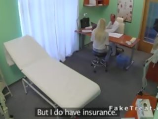 Povekas miellyttävä blondi otsatukka healer