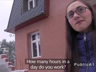 Akrobatik seductress sikikleri numara yapmak ajan içinde sarılı