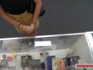 Грудаста коледж подруга трахкав на в pawnshop для заробляти додатковий готівка