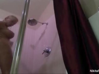 ニキータ ひげ剃り 彼女の プッシー で ザ· シャワー