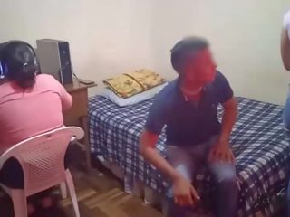 Mi hermanastra jo mua deja jugar mis video juegos&colon; nuestra madrastra nos saca de la computadora y yo mua follo një mi hermanastra mientras ella jo nos puede ver&comma; casi nos pillan