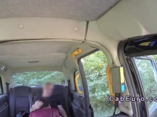 Smilga per mėgėjiškas kirpčiukai padirbtas taksi vairuotojas lauke