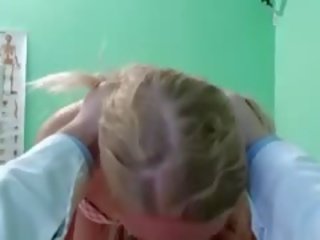 בלונדינית עם לא תחתונים מזיין doc ב משרד