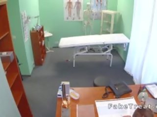 Thạo pov fucks ngắn tóc bịnh nhân trong đồ giả bệnh viện