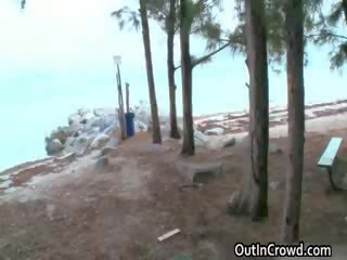 Bellimbusto prende suo bene dong succhiato su spiaggia