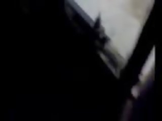 Šílený člověk je špionážní na jeho lahodný soused masturbuje show