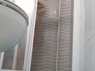 Espionnage sur charmant femme rasage chatte en douche