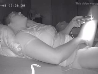 Gros seins pute lancements une vidéo pour son jeune femme surprit caché came