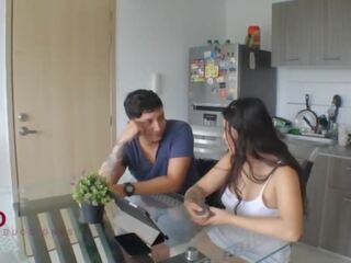 MI AMIGA TERMINA CON SU NOVIO CORNUDO Y APROVECHO PARA FOLLARMELA