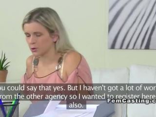 Blondýnka lesbička amatér jídla žena činidlo na odlitek