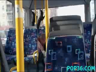 Násťročné hry s a zobanie vták
